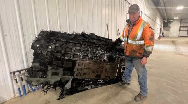 "Geschenk" vom Himmel: Ein kanadischer Bauer fand auf seinem Feld ein 40 Kilogramm schweres Stück Weltraumschrott - vermutlich das Wrack einer SpaceX-Rakete-3 "Geschenk" vom Himmel: Ein kanadischer Bauer fand auf seinem Feld ein 40 Kilogramm schweres Stück Weltraumschrott - vermutlich das Wrack einer SpaceX-Rakete-3