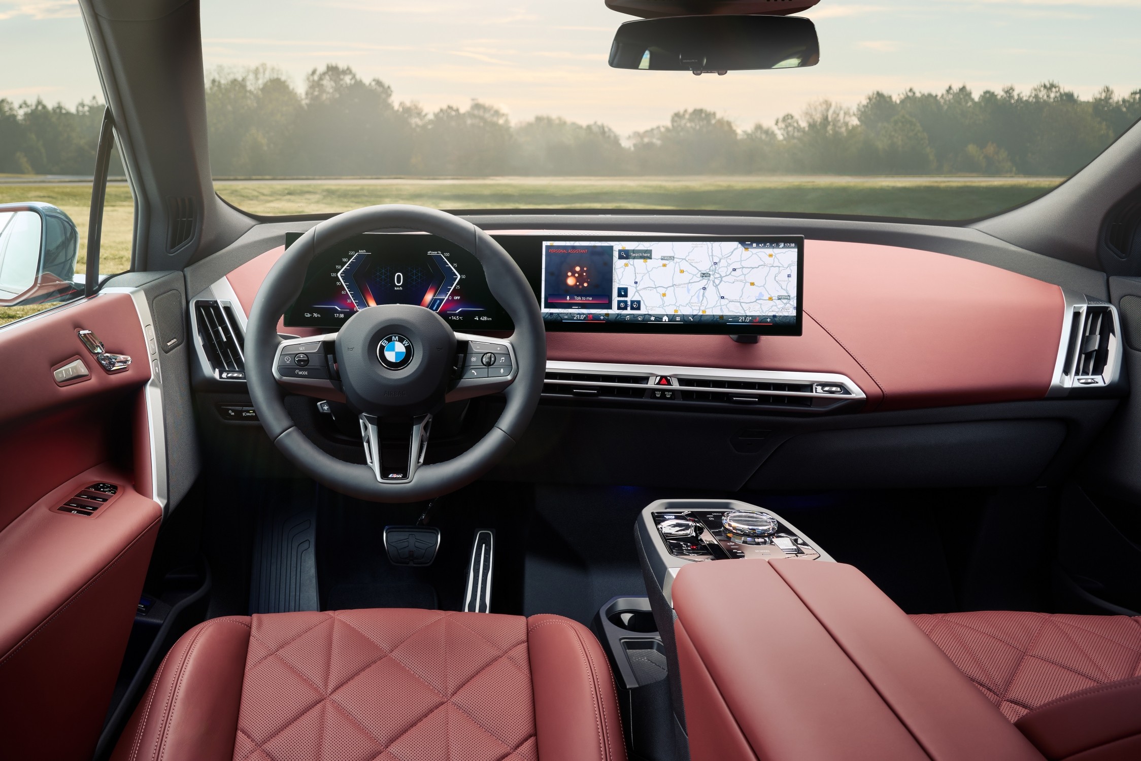 BMW iX Innenraum mit Dual-Display-System BMW iX Innenraum mit Dual-Display-System