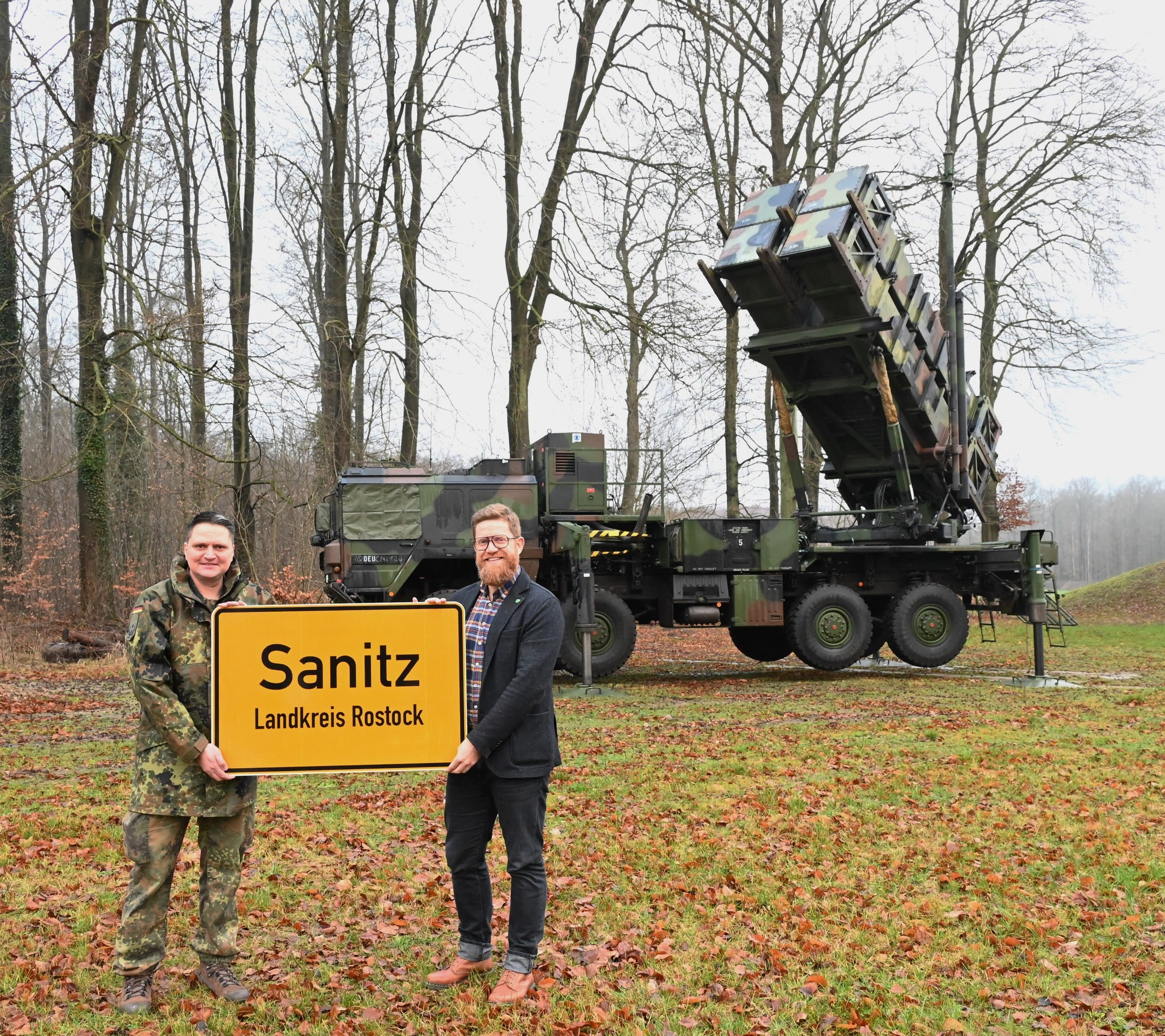 Der Bürgermeister von Zanic Enrico Bendlin neben dem Boden-Luft-Raketensystem Patriot. Illustration: Bundeswehr