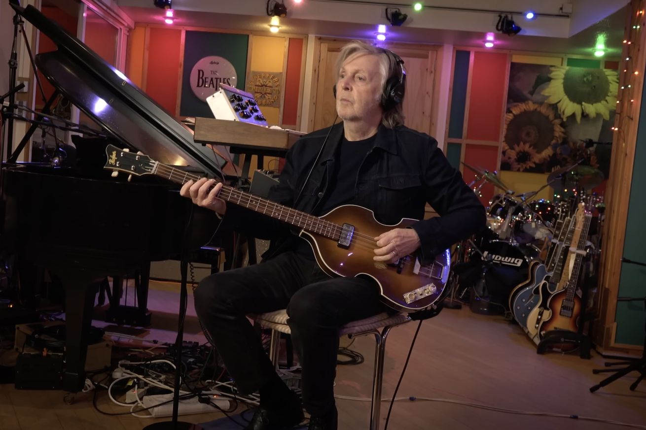 Die Beatles veröffentlichten den Song "Now and Then", bei dem die Stimme von John Lennon von einer künstlichen Intelligenz rekonstruiert wurde Die Beatles veröffentlichten den Song "Now and Then", bei dem die Stimme von John Lennon von einer künstlichen Intelligenz rekonstruiert wurde