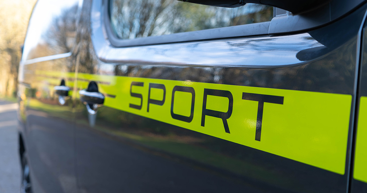 Peugeot Expert Sport mit auffälligen Aufklebern in Kryptonite Green
