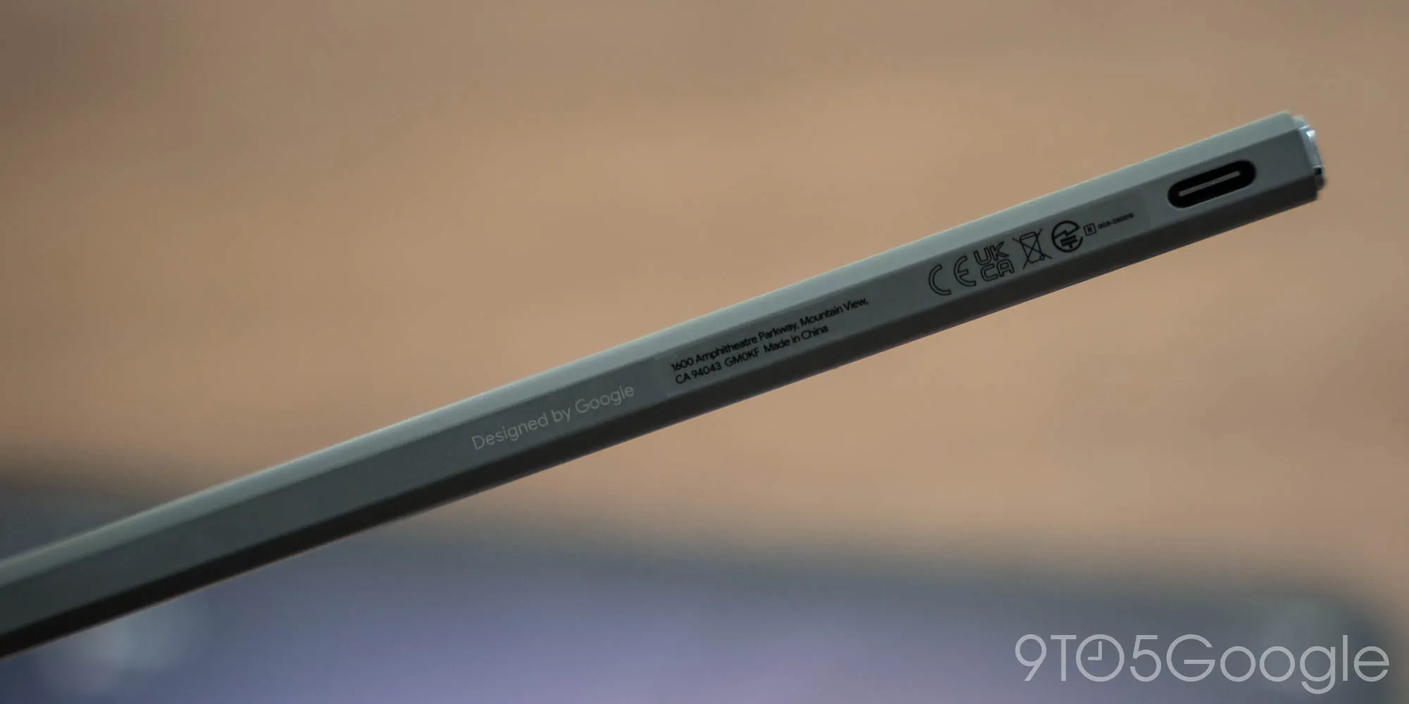 Stylus vor dem Hintergrund des Google Pixel Tablets