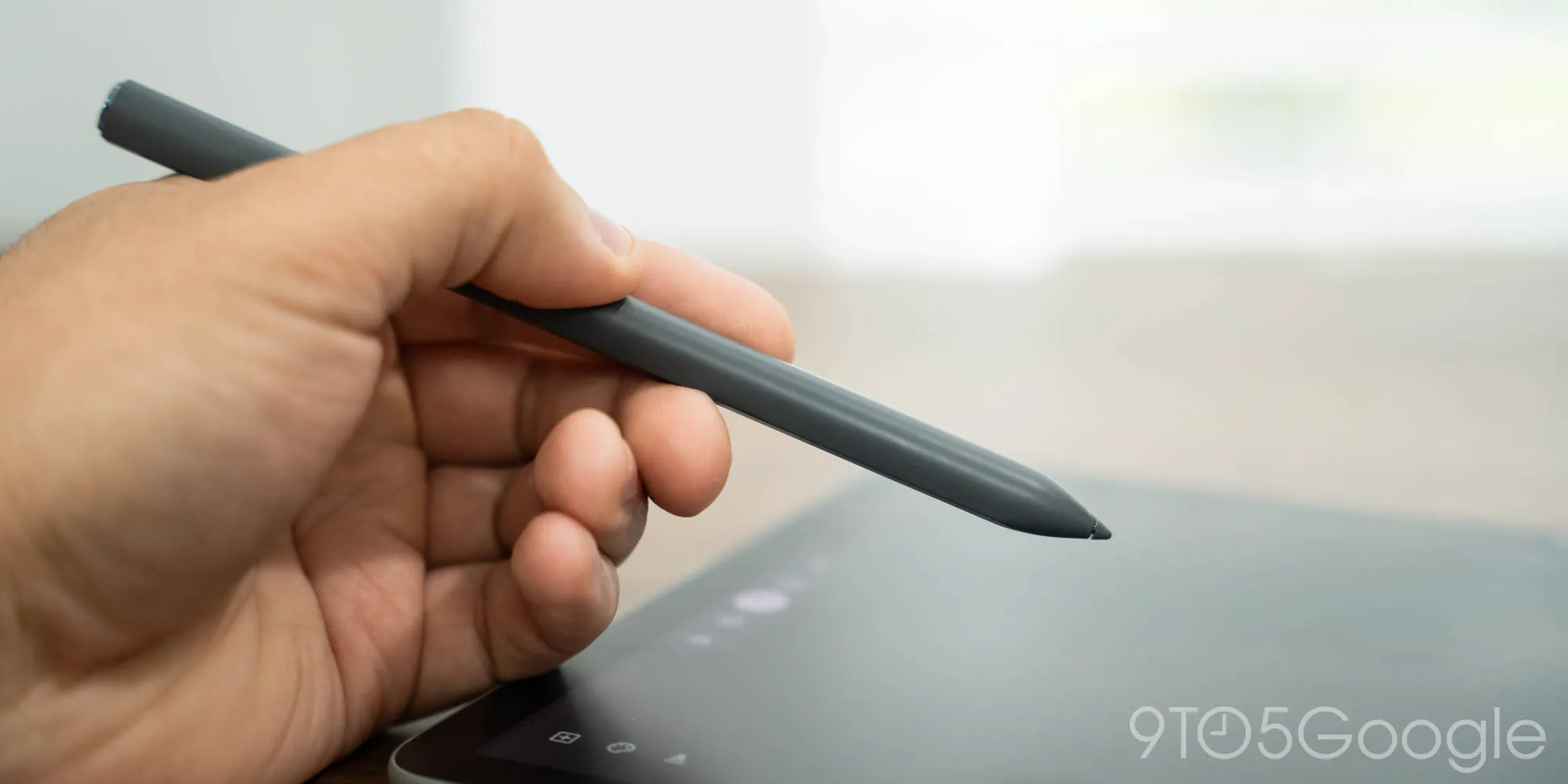 Google Pixel Tablet Pen in den Händen des Benutzers
