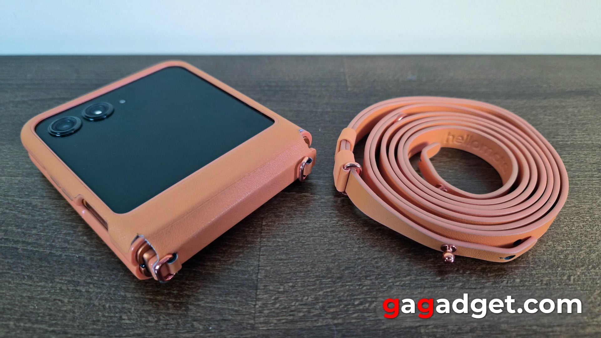 Drei Dinge, die das Motorola RAZR Clamshell besser machen als das Samsung Galaxy Flip Das RAZR 50 wird mit einer Tasche und einem Schlüsselband in der Farbe des Smartphones geliefert. Illustration: gagadget