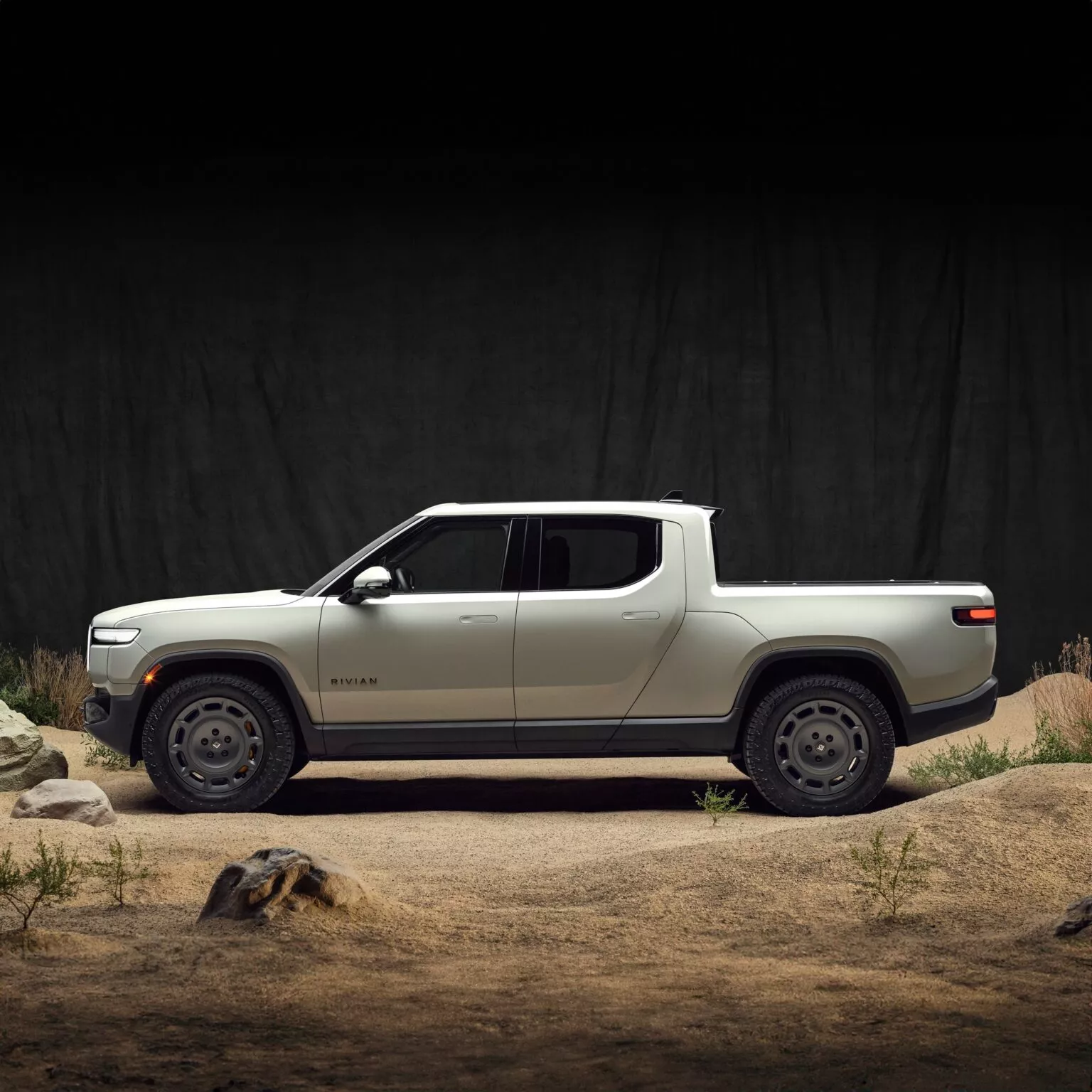 Rivian R1 Dune Edition mit Wüstenhintergrund