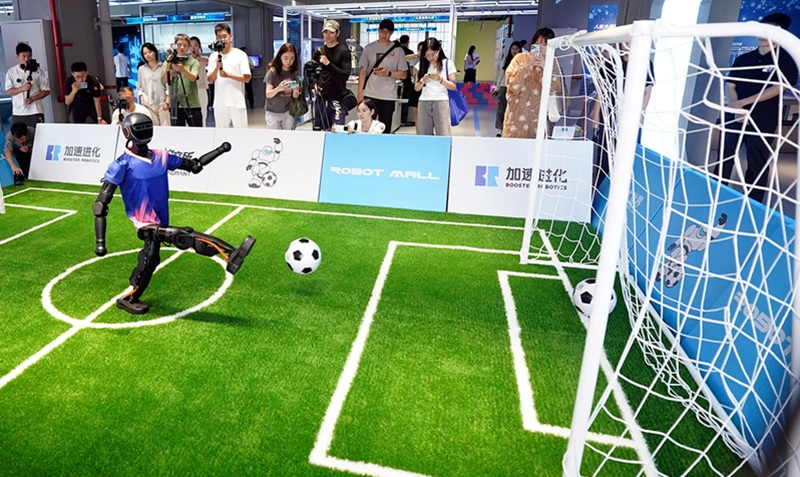 Ein Roboter, der Fußball spielt Ein Roboter, der Fußball spielt