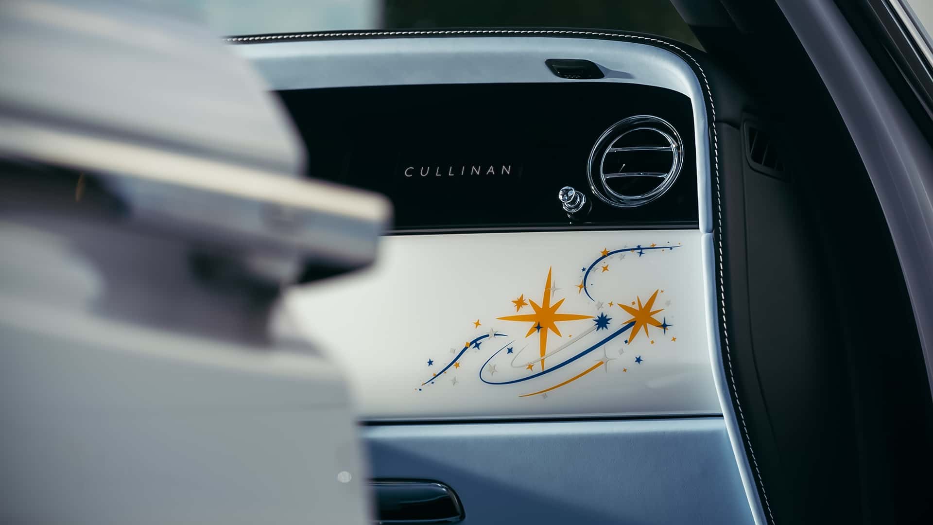 Stickerei an den Türen des Rolls-Royce Cullinan Cosmos.