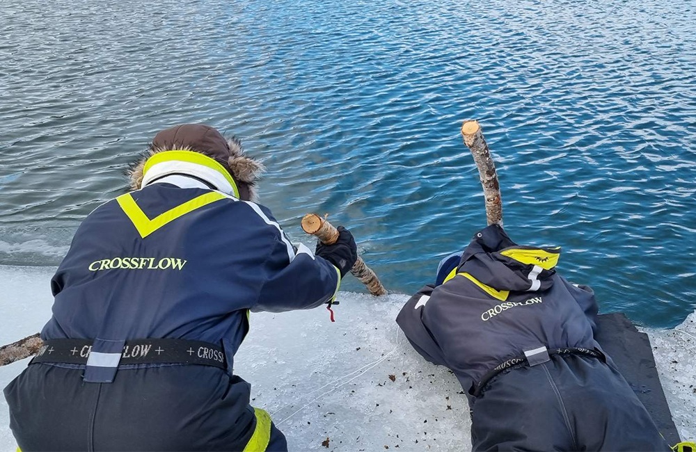 Samsung Galaxy S23 Ultra in eiskaltem Wasser