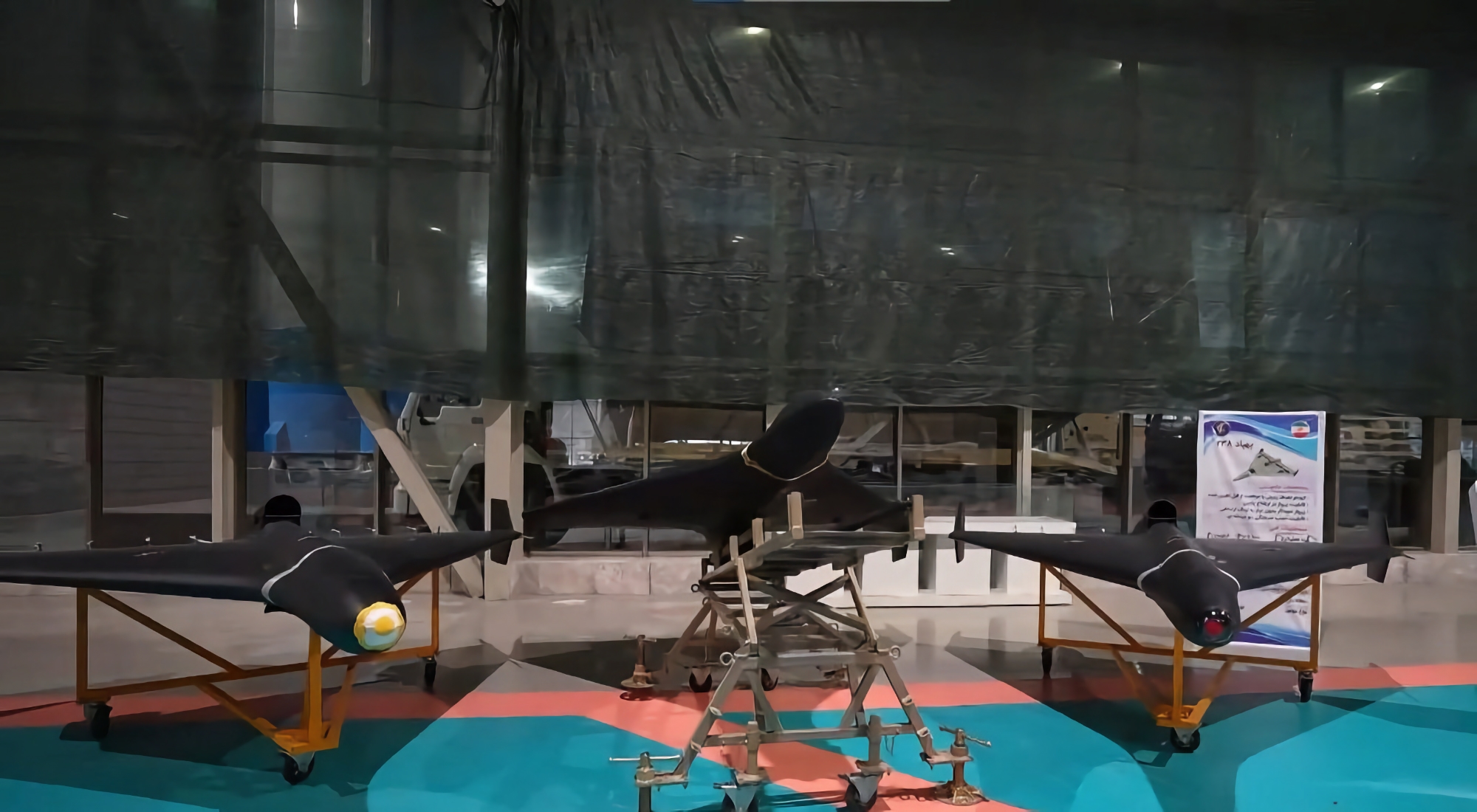 Der Iran hat die Shahed-238-UAV vorgestellt: eine düsengetriebene Modifikation der Shahed-136 mit drei verschiedenen Lenksystemen Der Iran hat die Shahed-238-UAV vorgestellt: eine düsengetriebene Modifikation der Shahed-136 mit drei verschiedenen Lenksystemen