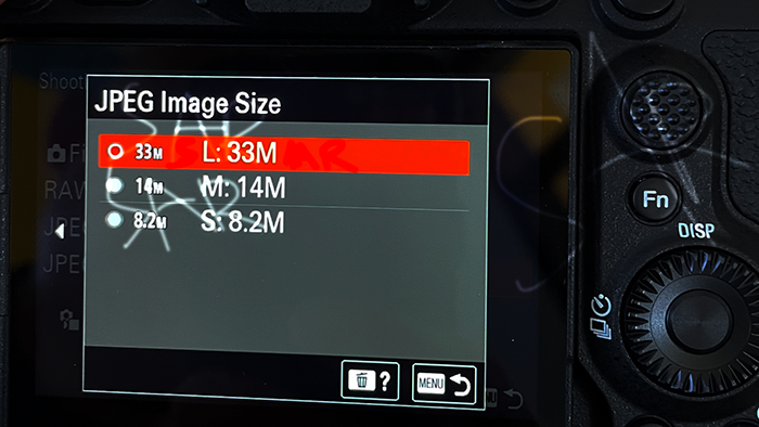 Sony α7V Kamera aus einem anderen Winkel