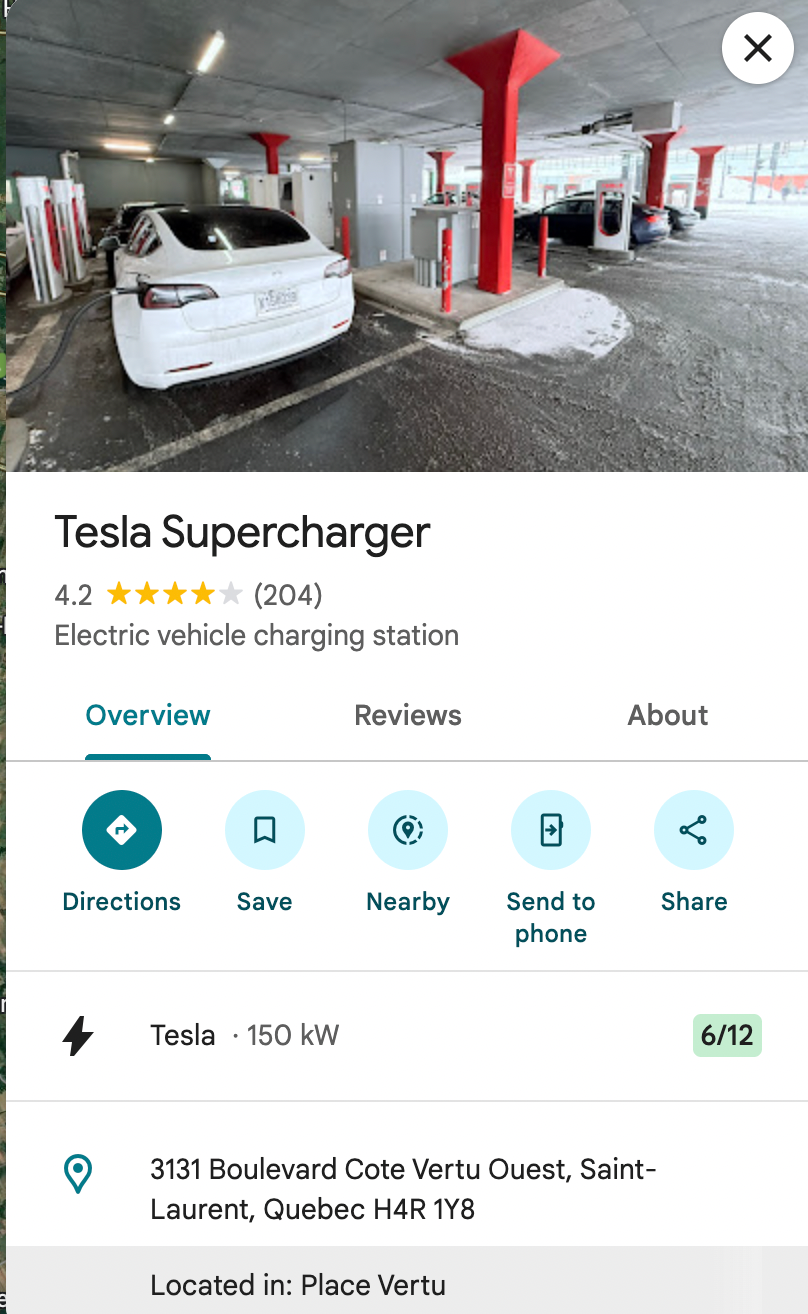 Eine Person schaut sich Google Maps mit Tesla-Supercharger-Daten an
