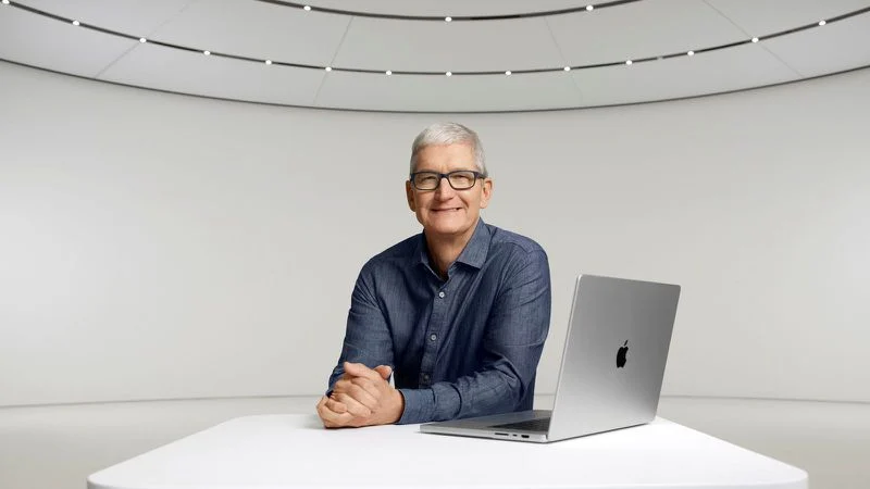 Tim Cook mit MacBook Apple CEO Tim Cook