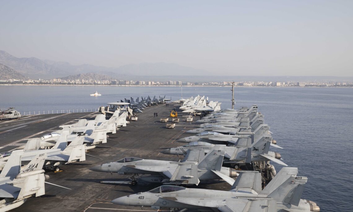 Die US-Marine schickt den größten Flugzeugträger der Welt, die USS Gerald R. Ford, im Wert von über 13 Milliarden Dollar in die Türkei Die US-Marine schickt den größten Flugzeugträger der Welt, die USS Gerald R. Ford, im Wert von über 13 Milliarden Dollar in die Türkei