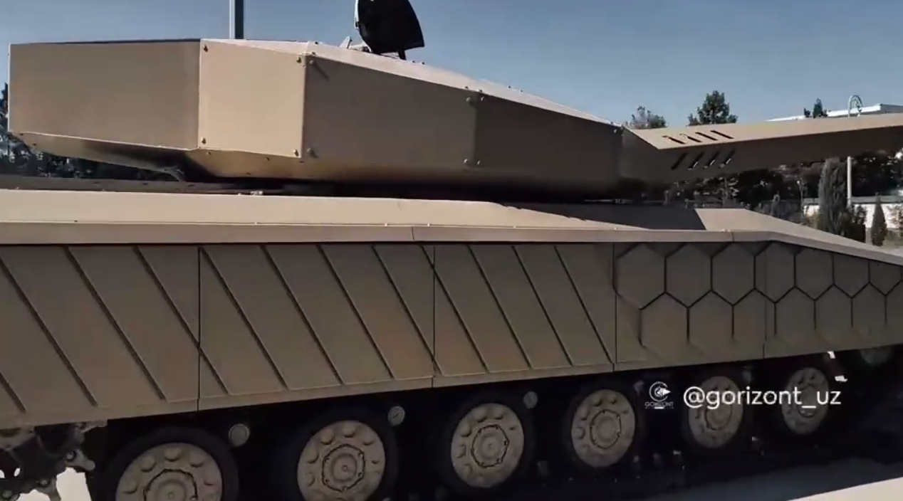 Modernisierter T-64B-Panzer mit futuristischem Schutzgehäuse