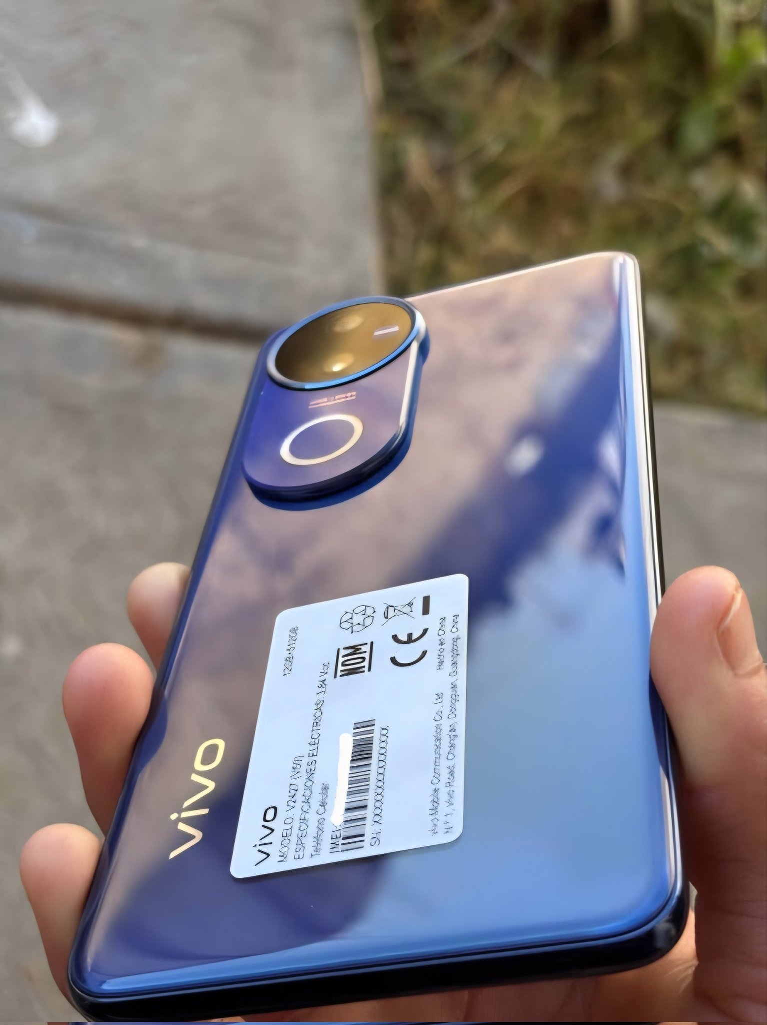 Vivo V50 in Himmelblau, Winkel 3