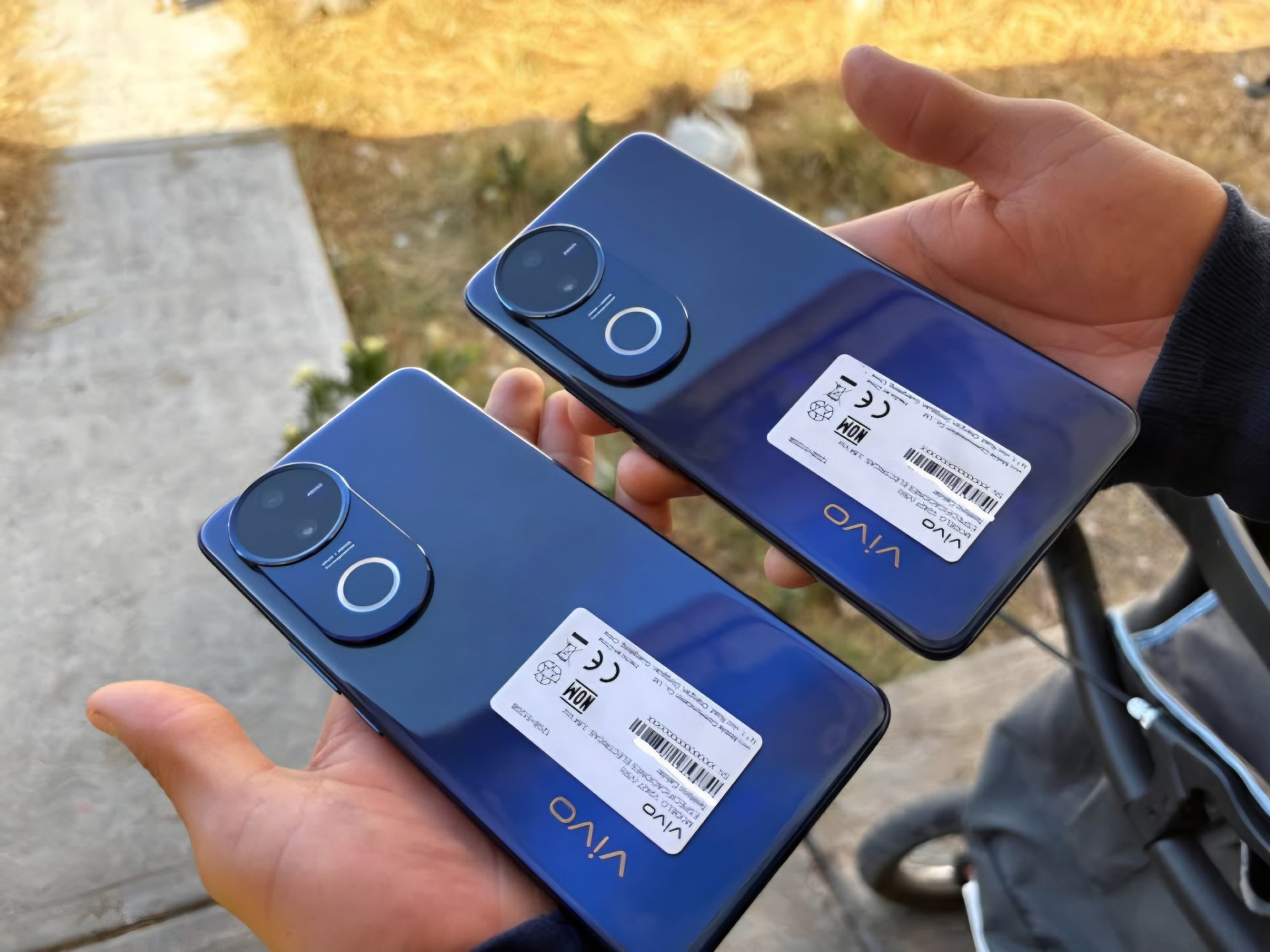 Vivo V50 in Himmelblau, Winkel 4
