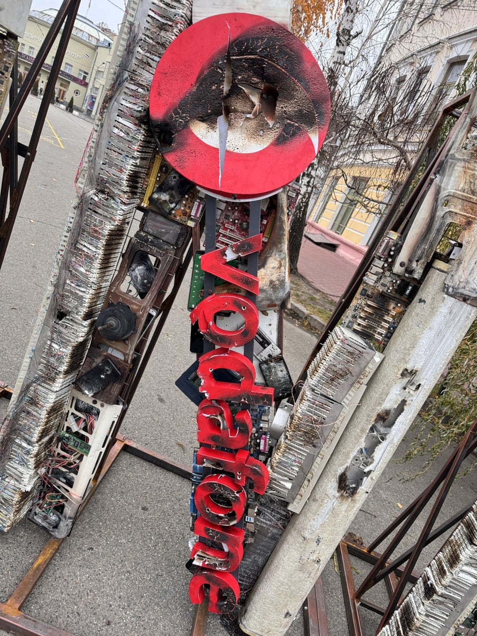 Ein Schild des Vodafone-Betreibers ist abgebrannt Ein ausgebranntes Vodafone-Schild als Symbol für die Zerstörung während des Krieges