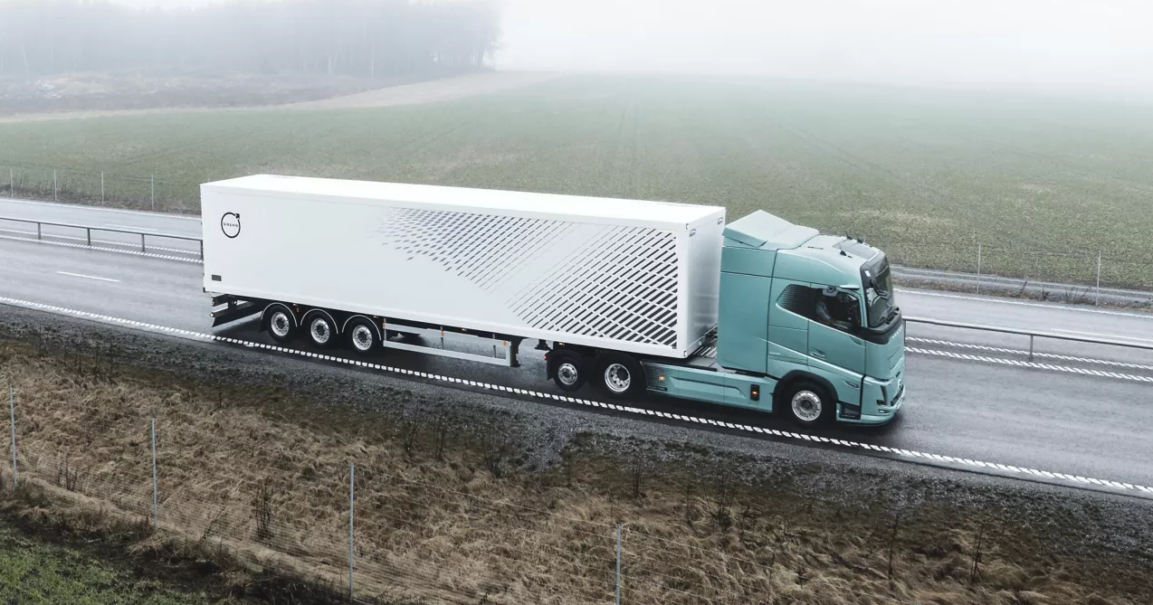 Ländliche Landschaft mit Volvo FH Aero Electric Traktoreinheit Ländliche Landschaft mit Volvo FH Aero Electric Traktoreinheit