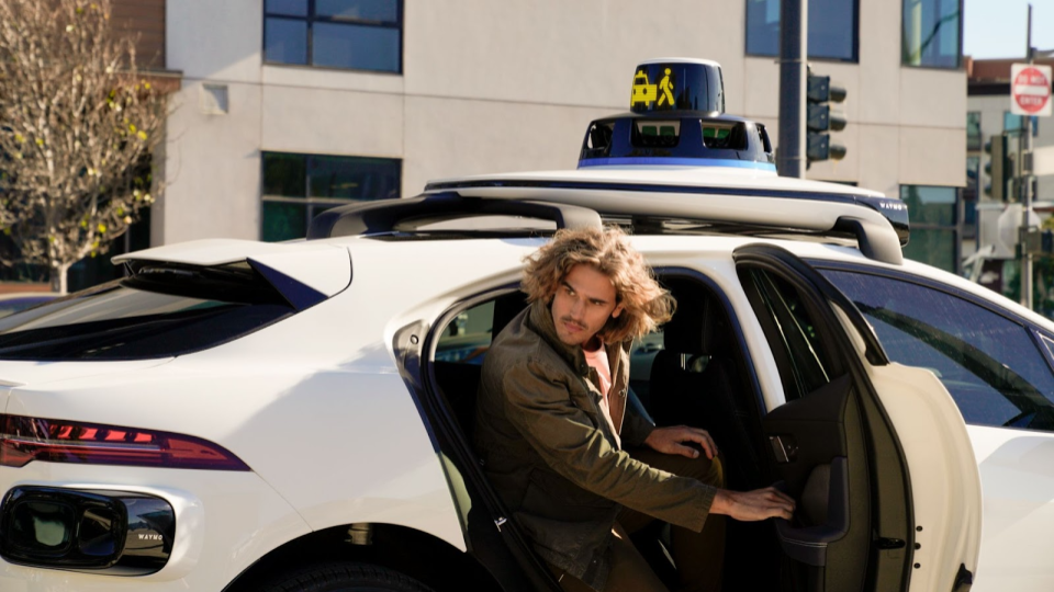 Waymo hat ein visuelles Kommunikationssystem für unbemannte Autos mit Menschen entwickelt Waymo hat ein visuelles Kommunikationssystem für unbemannte Autos mit Menschen entwickelt