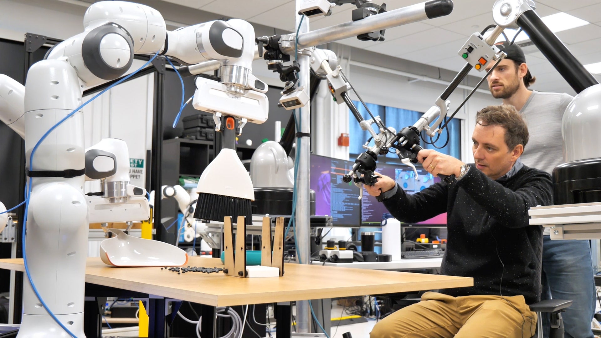 Toyota-Roboter lernen, Aufgaben zu erledigen, indem sie die Handlungen von Menschen nachahmen Toyota-Roboter lernen, Aufgaben zu erledigen, indem sie die Handlungen von Menschen nachahmen