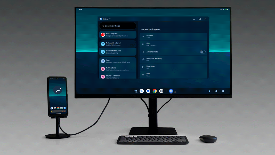NexPhone ist mit einem Monitor verbunden und zeigt den Desktop-Modus